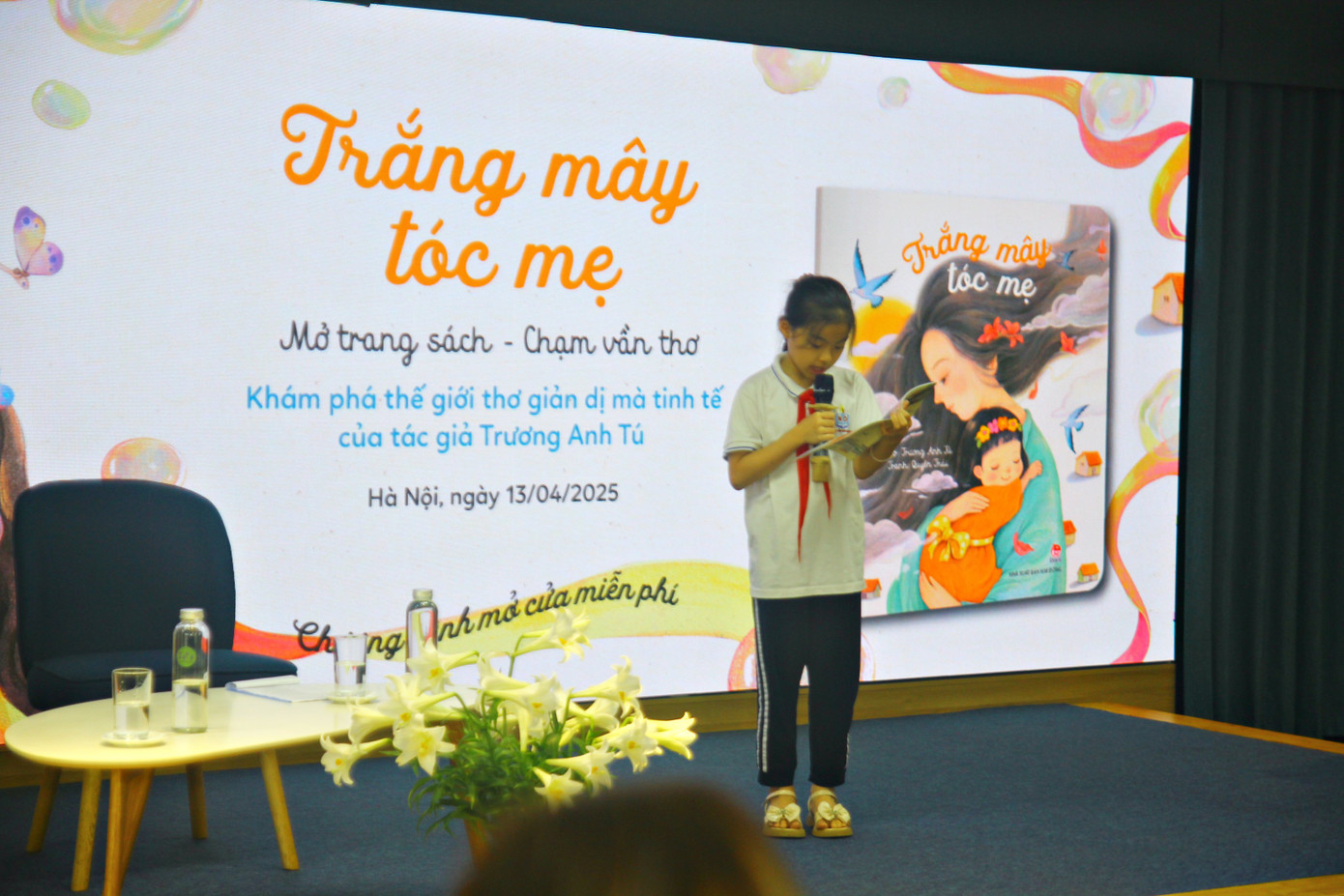 Bạn Tú Vi lớp 4A3, trường tiểu học Nguyễn Du xung phong đọc bài thơ "Trắng mây tóc mẹ" trong buổi ra mắt sách.