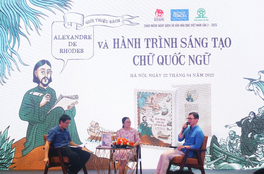 Nhà nghiên cứu Nguyễn Quốc Vương, Tiến sĩ Phạm Thị Kiều Ly, Họa sĩ Tạ Huy Long trong buổi giới thiệu sách với đông đảo độc giả. Nhà nghiên cứu Nguyễn Quốc Vương, Tiến sĩ Phạm Thị Kiều Ly, Họa sĩ Tạ Huy Long trong buổi giới thiệu sách với đông đảo độc giả.