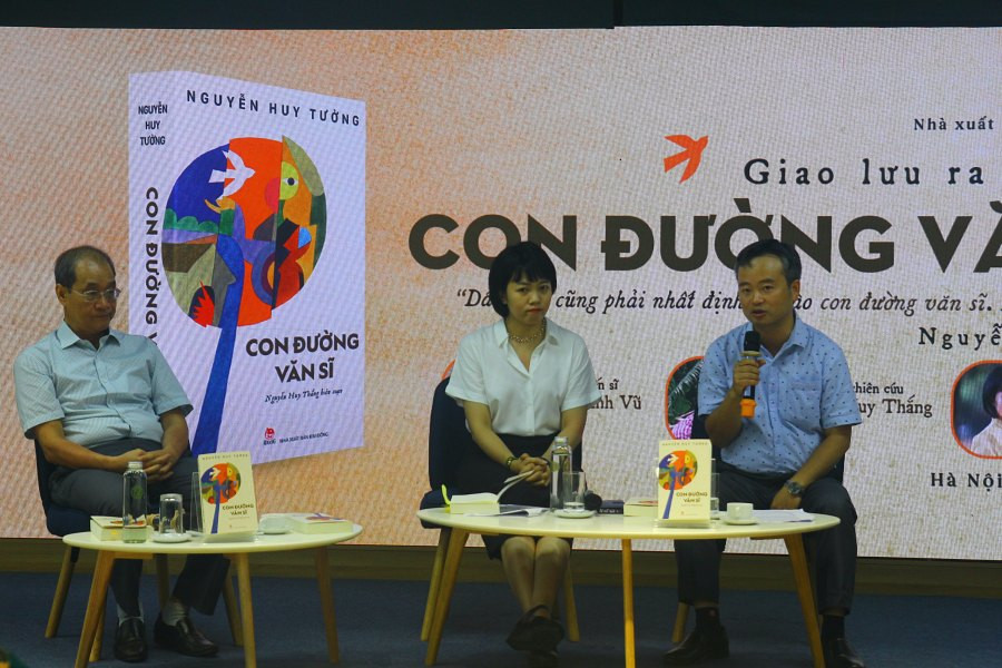 Nhà nghiên cứu Nguyễn Huy Thắng, con trai nhà văn Nguyễn Huy Tưởng (trái), Tiến sĩ văn học Đỗ Thanh Nga (giữa) và Tiến sĩ ngôn ngữ Đỗ Anh Vũ (phải).