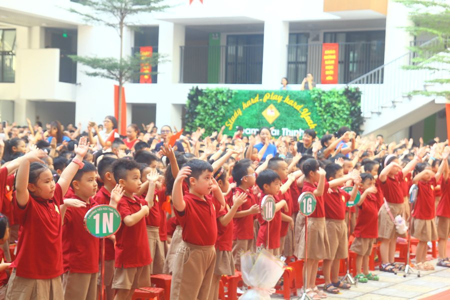 Học sinh khối 1 năm nay có 9 lớp, từ lớp 1A đến 1N.