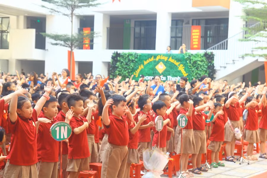 Học sinh khối 1 năm nay có 9 lớp, từ lớp 1A đến 1N.