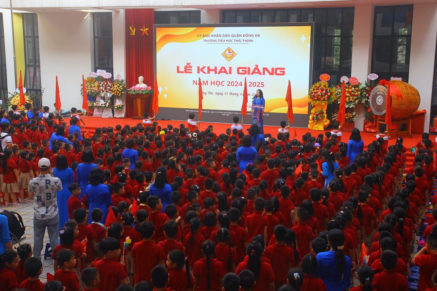 Lễ khai giảng được tổ chức trong sự hân hoan đón chào năm học mới của thầy cô và các bạn học sinh.