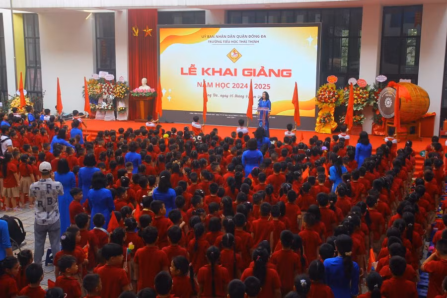 Lễ khai giảng được tổ chức trong sự hân hoan đón chào năm học mới của thầy cô và các bạn học sinh.