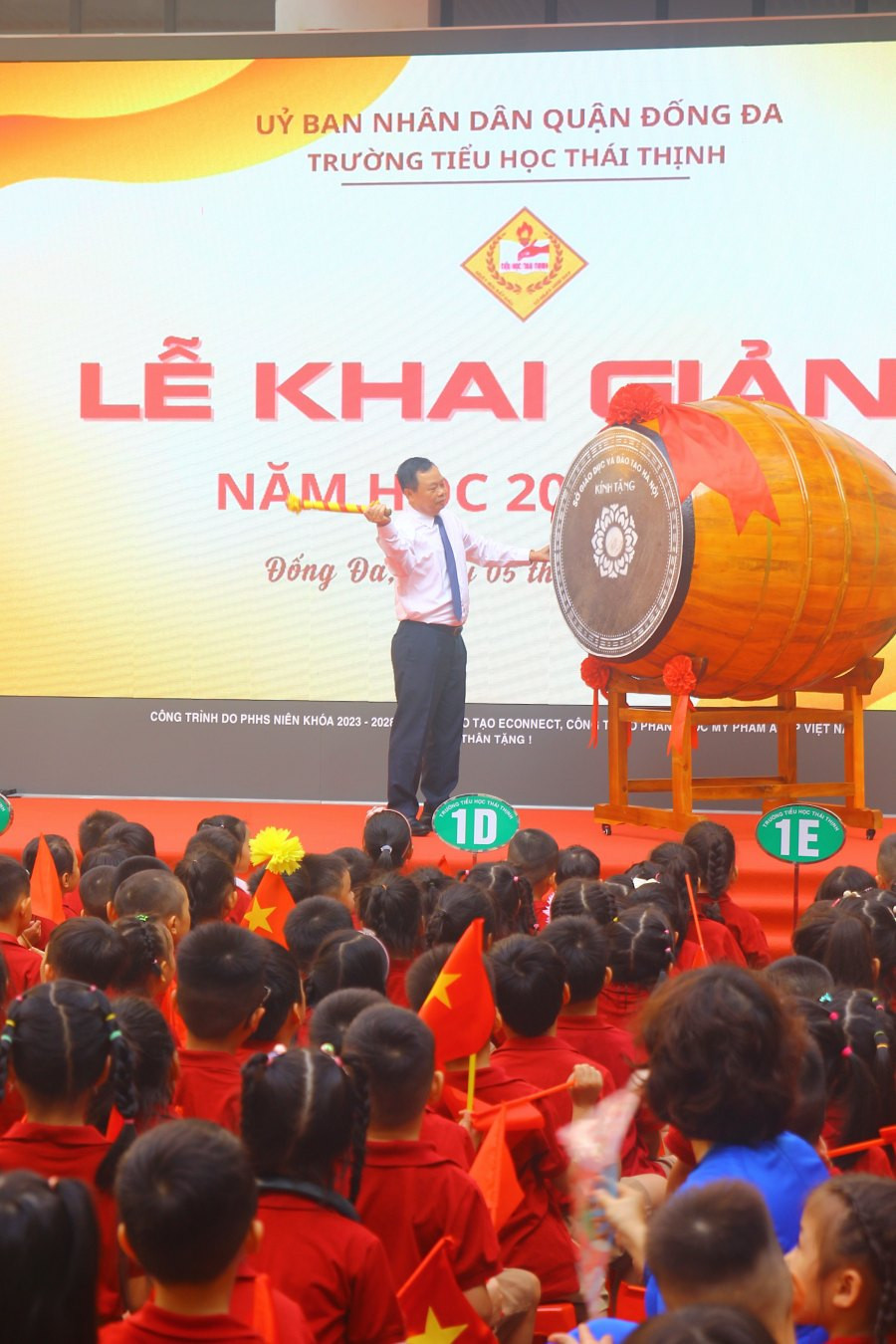 Ông Đinh Trường Thọ gióng hồi trống đầu tiên của năm học mới tại trường Tiểu học Thái Thịnh.