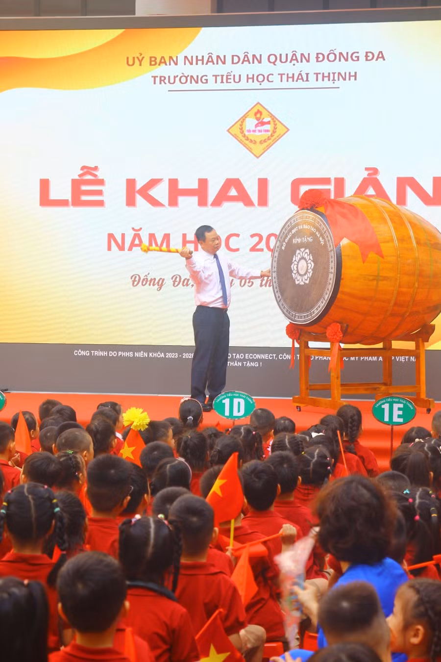 Ông Đinh Trường Thọ gióng hồi trống đầu tiên của năm học mới tại trường Tiểu học Thái Thịnh.