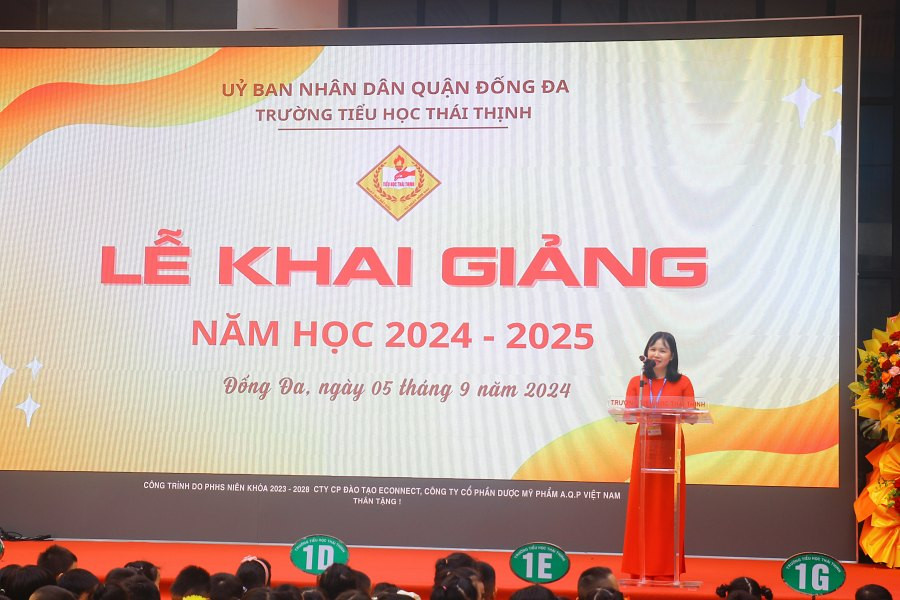 Cô Phan Hương Giang - Phó Hiệu trưởng nhà trường lên đọc thư chúc mừng nhân dịp Khai giảng của Tổng Bí Thư, Chủ tịch nước Tô Lâm.