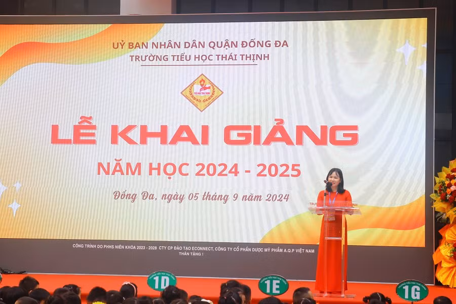 Cô Phan Hương Giang - Phó Hiệu trưởng nhà trường lên đọc thư chúc mừng nhân dịp Khai giảng của Tổng Bí Thư, Chủ tịch nước Tô Lâm.