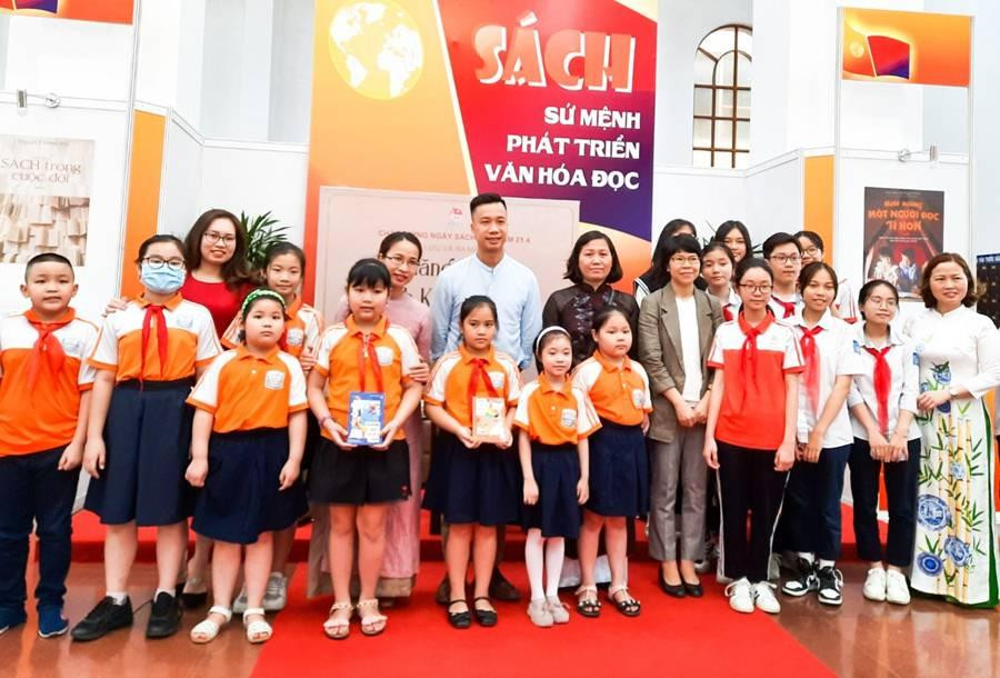 Nhà văn Trương Quý và các độc giả nhí trong buổi ra mắt sách "Thăng Long Kinh Kì - Kẻ Chợ" sáng ngày 16/4/2021