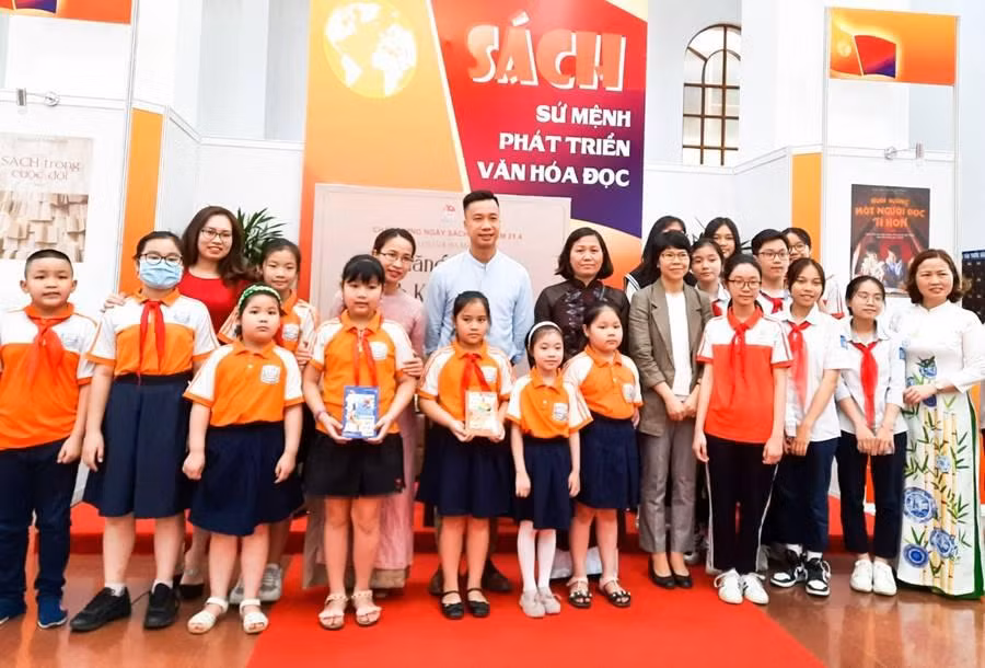 Nhà văn Trương Quý và các độc giả nhí trong buổi ra mắt sách "Thăng Long Kinh Kì - Kẻ Chợ" sáng ngày 16/4/2021