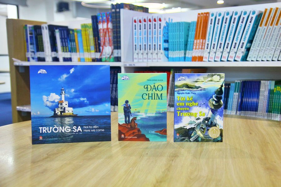 Ba cuốn sách về biển đảo Trường Sa của các tác giả khách mời. Ba cuốn sách về biển đảo Trường Sa của các tác giả khách mời.