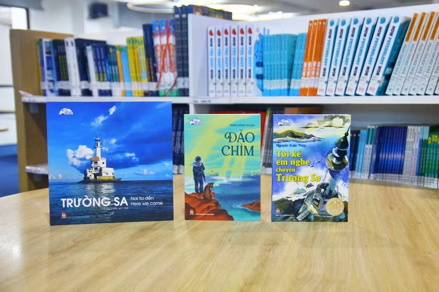 Ba cuốn sách về biển đảo Trường Sa của các tác giả khách mời.