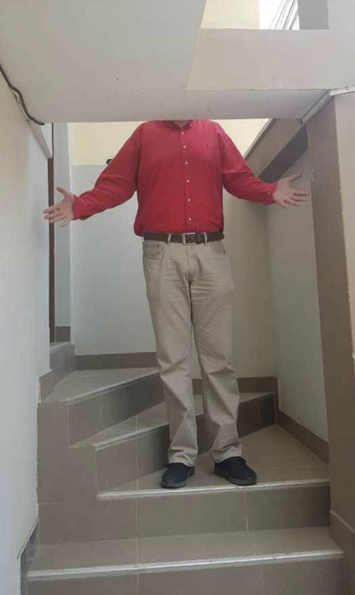 Với những ai cao to, chắc chắn là phải vừa đi vừa cúi đầu. Với những ai cao to, chắc chắn là phải vừa đi vừa cúi đầu.