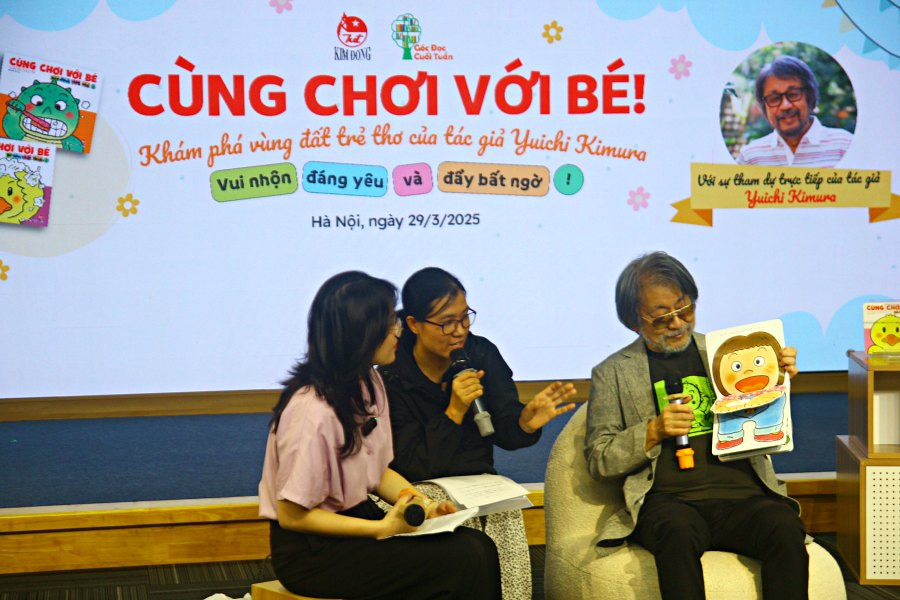 Tác giả Yuichi Kimura (bên phải) giới thiệu nhân vật trong bộ sách tranh "Cùng chơi với bé". Tác giả Yuichi Kimura (bên phải) giới thiệu nhân vật trong bộ sách tranh "Cùng chơi với bé".