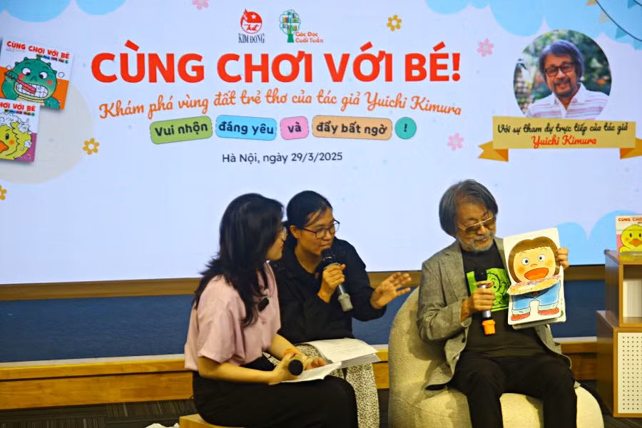 Tác giả Yuichi Kimura (bên phải) giới thiệu nhân vật trong bộ sách tranh "Cùng chơi với bé".