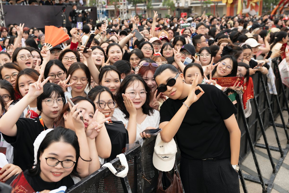 Sự xuất hiện của Kiên Ứng là một bất ngờ mà anh "chủ nhà" dành tặng fan.