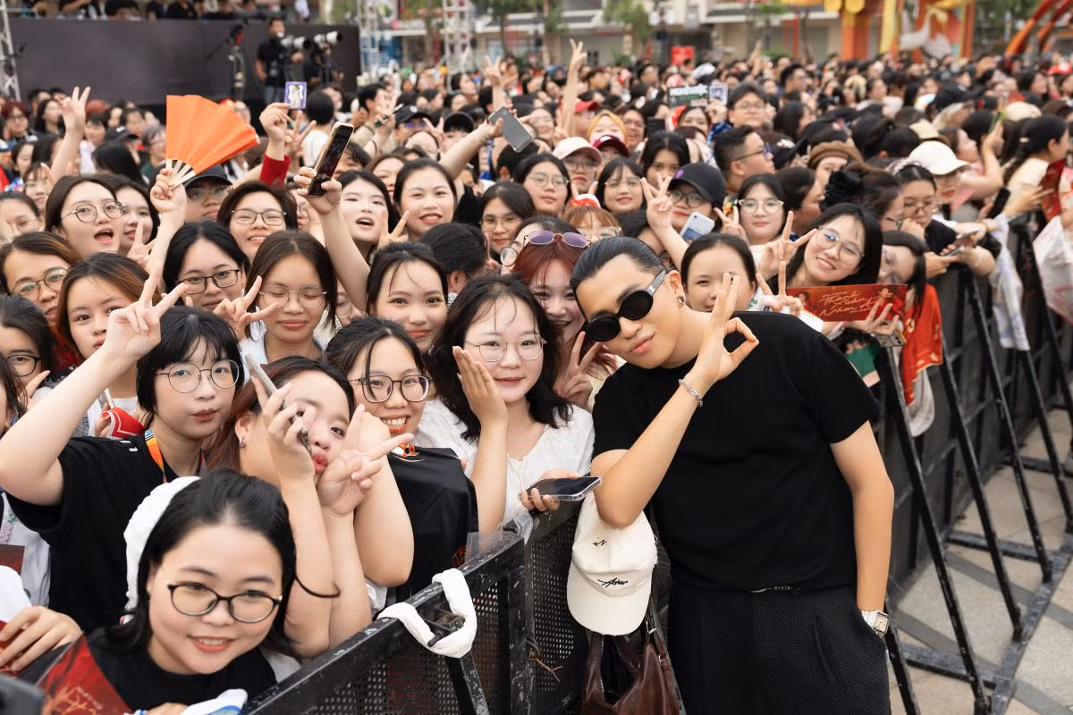 Sự xuất hiện của Kiên Ứng là một bất ngờ mà anh "chủ nhà" dành tặng fan.