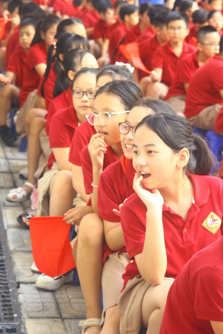 Không khí trong ngày khai giảng đầy tươi vui và háo hức.