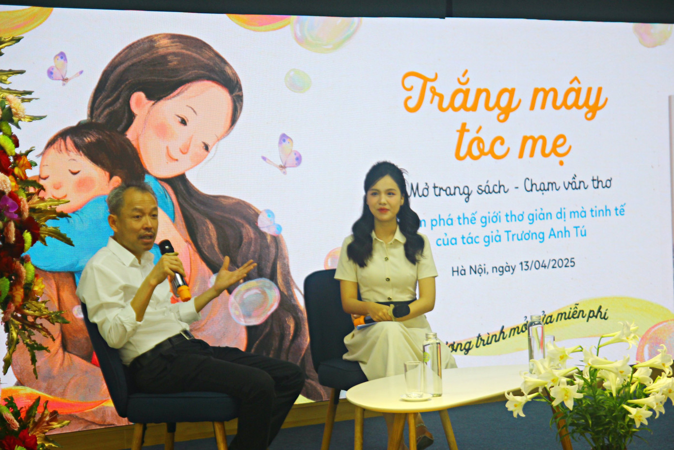 Tác giả Trương Anh Tú (trái) chia sẻ về tập thơ mới ra mắt.