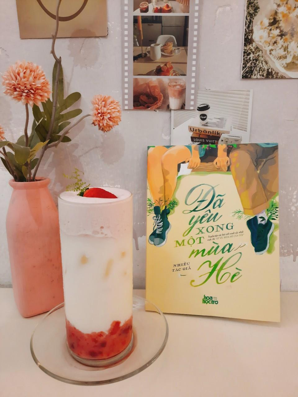 Cuốn sách này còn là cỗ máy thời gian đưa bạn về thời thơ ấu tươi đẹp, khi chúng ta có lúc ngốc dại nhưng trong veo. Ảnh: Rei.