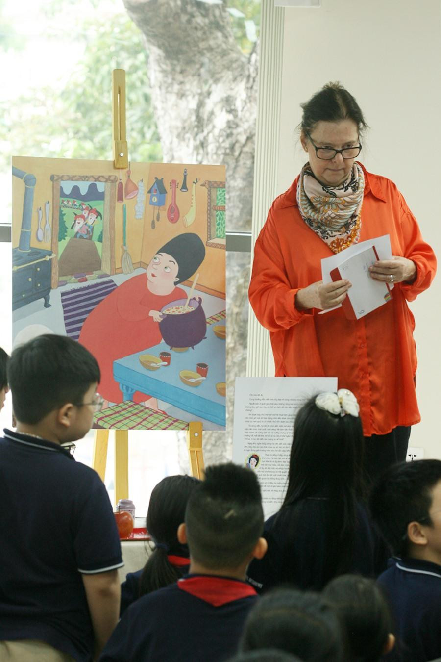 Tác giả Tove Krebs Lange đã mời các bạn nhỏ đi tìm tên các câu chuyện cổ tích thông qua &quot;manh mối&quot; được Anna để lại.