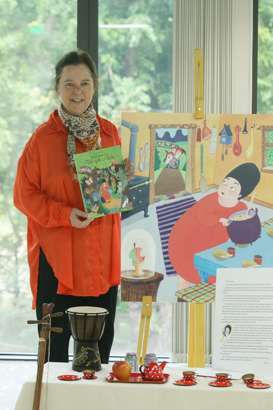 Họa sĩ Tove Krebs Lange đã tham gia buổi ra mắt truyện tranh "Chuyến phiêu lưu vào Thế giới cổ tích" với độc giả nhí tại Hà Nội.