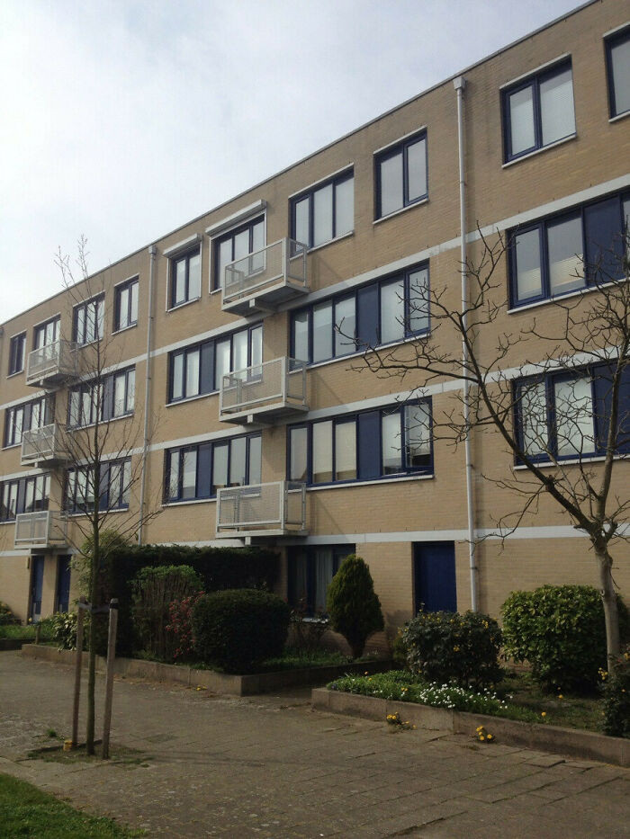 Nếu nhìn thoáng qua, bạn sẽ thấy thiết kế này rất ổn. Nhưng nhìn kĩ đi, bạn có thấy là ban công đang nối hai phòng/ căn hộ khác nhau không? Nếu nhìn thoáng qua, bạn sẽ thấy thiết kế này rất ổn. Nhưng nhìn kĩ đi, bạn có thấy là ban công đang nối hai phòng/ căn hộ khác nhau không?