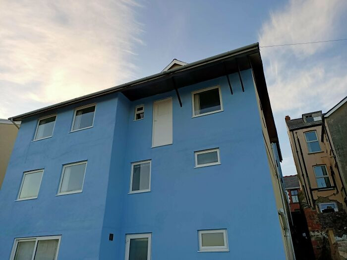 Lại thêm một cánh cửa dễ khiến người ta ngã nhào nếu mở ra. Lại thêm một cánh cửa dễ khiến người ta ngã nhào nếu mở ra.