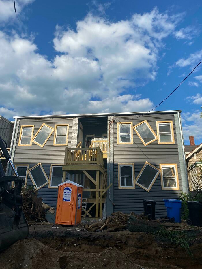 Một ngôi nhà với cửa sổ vẹo vọ, còn cầu thang thì lại hướng vào trong thay vì hướng ra ngoài. Một ngôi nhà với cửa sổ vẹo vọ, còn cầu thang thì lại hướng vào trong thay vì hướng ra ngoài.