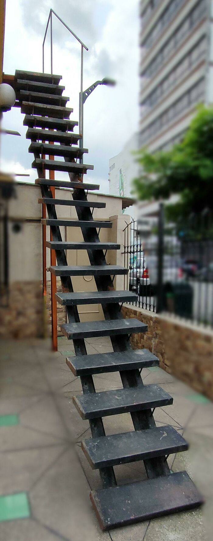 Một chiếc cầu thang dành cho người không sợ độ cao. Một chiếc cầu thang dành cho người không sợ độ cao.