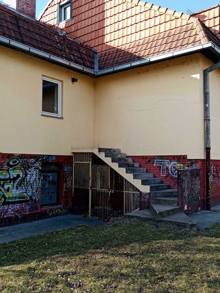 Còn chiếc cầu thang này hình như là dành cho ai thích ra khỏi nhà theo lối trèo qua cửa sổ? Còn chiếc cầu thang này hình như là dành cho ai thích ra khỏi nhà theo lối trèo qua cửa sổ?