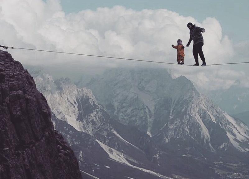 Không chỉ giỏi chỉnh sửa ảnh, Kenny còn là một nhạc công làm việc tại phòng hòa nhạc Kavka, đồng thời sáng tác nhạc cho ban nhạc post-rock The Compleat Angler.