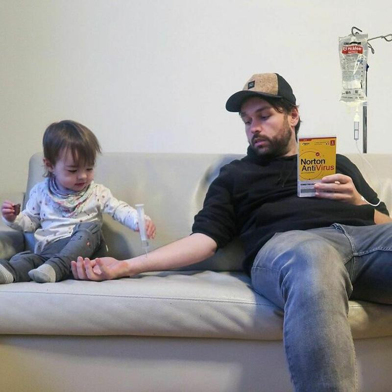 Kenny cũng thường mở các game nhỏ trên trang cá nhân, khuyến khích mọi người cùng theo dõi và tham gia hành trình phiêu lưu cùng 3 bố con.