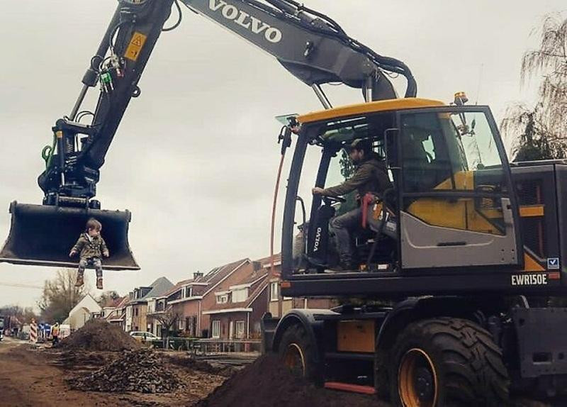 Được các netizen cổ vũ, Kenny thêm hào hứng và động lực để liên tục cho ra đời những bức ảnh hài hước.