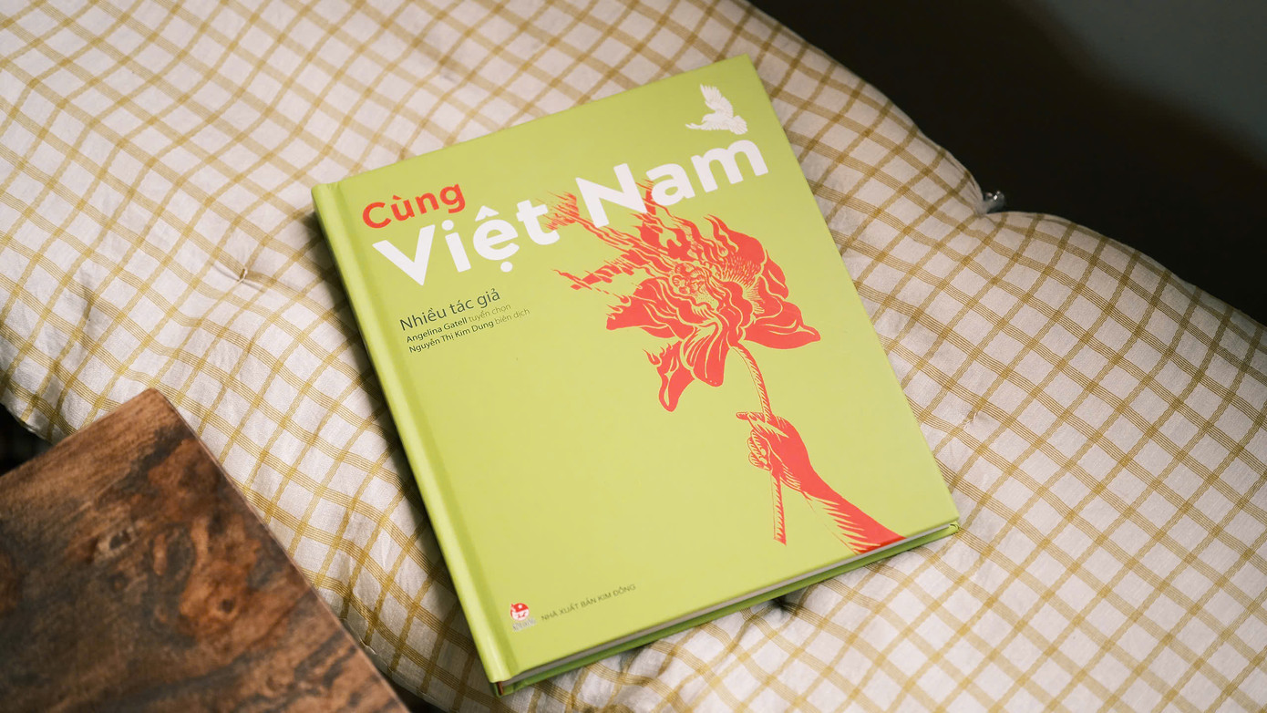 Tập thơ "Cùng Việt Nam" với hơn 40 bài thơ.