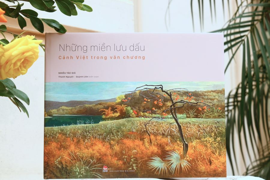 Cuốn artbook có thời gian biên soạn chỉ mất vài tháng, trong khi thời gian tập hợp các bản vẽ dành riêng cho sách mất tới hơn một năm. Ảnh: T.Dương. Cuốn artbook có thời gian biên soạn chỉ mất vài tháng, trong khi thời gian tập hợp các bản vẽ dành riêng cho sách mất tới hơn một năm. Ảnh: T.Dương.