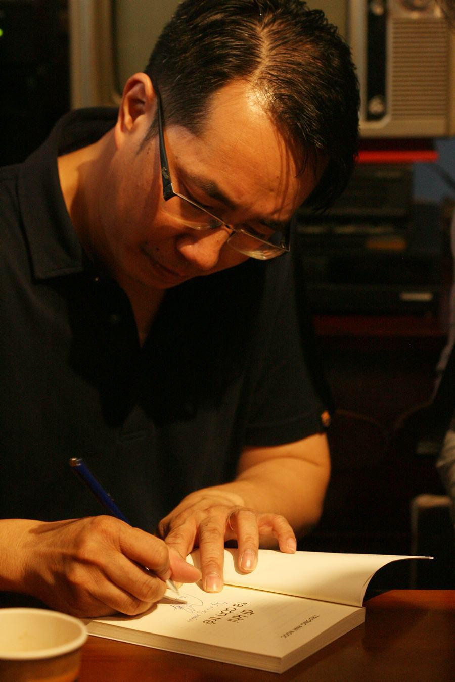 Những câu chuyện về các chuyến đi của Trương Anh Ngọc luôn cuốn hút độc giả nhờ sự phong phú trải nghiệm, cũng như những tích lũy kinh nghiệm sau những chặng đường. Ảnh: Thùy Dương. Những câu chuyện về các chuyến đi của Trương Anh Ngọc luôn cuốn hút độc giả nhờ sự phong phú trải nghiệm, cũng như những tích lũy kinh nghiệm sau những chặng đường. Ảnh: Thùy Dương.