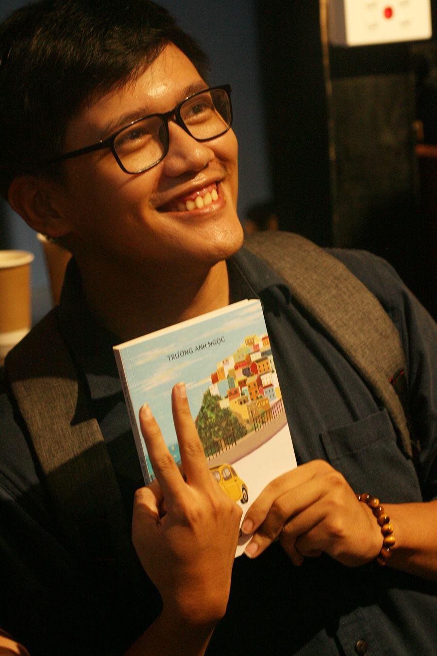 Một độc giả chụp cùng sách trong buổi giao lưu ra mắt. Ảnh: Thùy Dương. Một độc giả chụp cùng sách trong buổi giao lưu ra mắt. Ảnh: Thùy Dương.