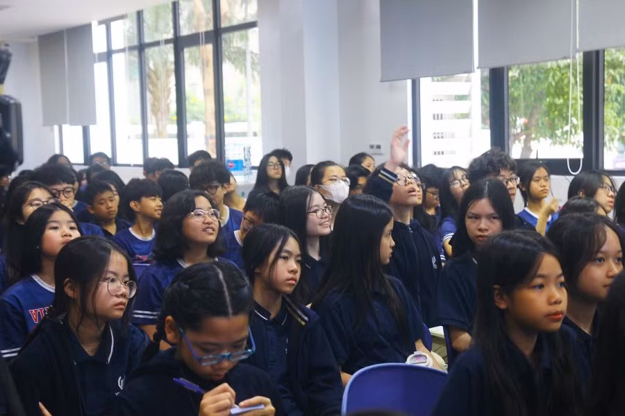 Các bạn học sinh chăm chú nghe những câu chuyện về Trường Sa.