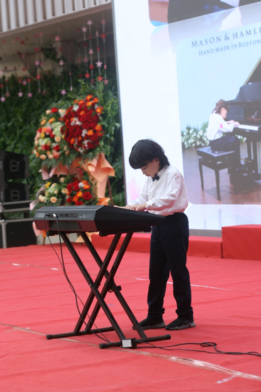 Bạn Nguyễn Duy Anh - học sinh lớp 3A4 trình diễn trong Lễ khai giảng.