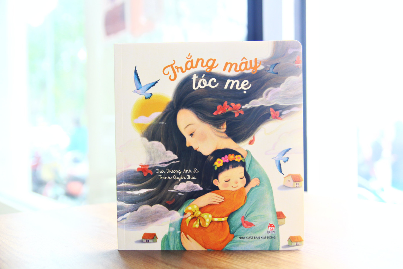 Tuyển thơ "Trắng mây tóc mẹ" của nhà thơ Trương Anh Tú vừa ra mắt trong tháng 4/2025.