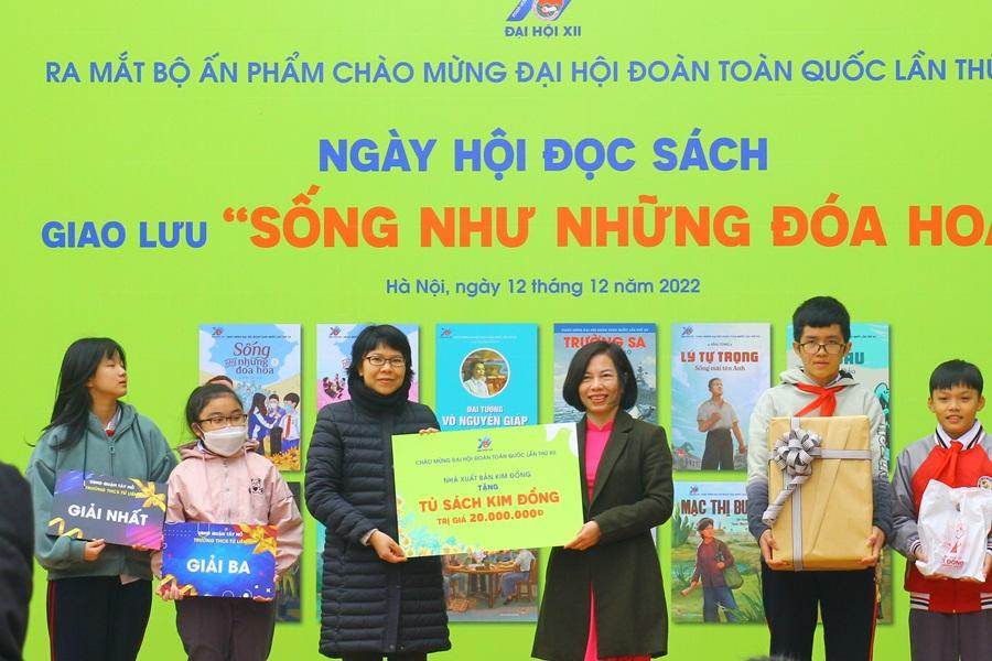 Chị Vũ Quỳnh Liên, Phó Giám đốc NXB Kim Đồng trao tặng Tủ sách Kim Đồng trị giá 20 triệu cho trường THCS Tứ Liên. Chị Vũ Quỳnh Liên, Phó Giám đốc NXB Kim Đồng trao tặng Tủ sách Kim Đồng trị giá 20 triệu cho trường THCS Tứ Liên.