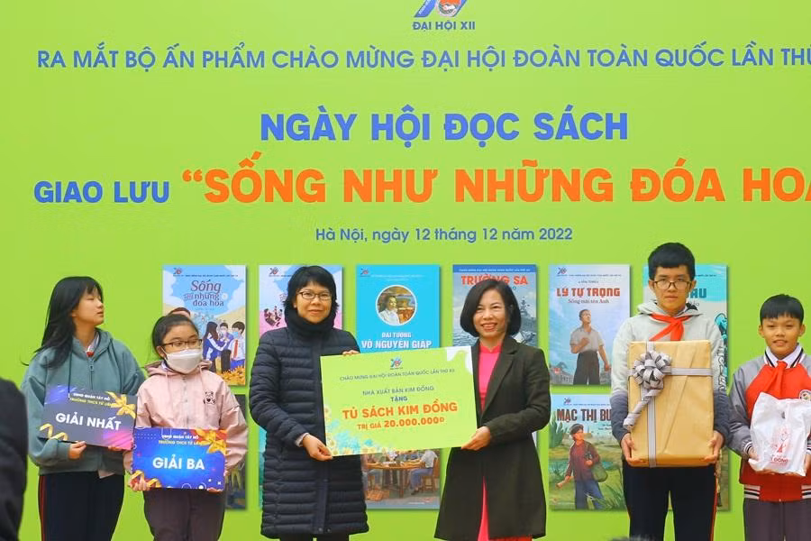 Chị Vũ Quỳnh Liên, Phó Giám đốc NXB Kim Đồng trao tặng Tủ sách Kim Đồng trị giá 20 triệu cho trường THCS Tứ Liên. Chị Vũ Quỳnh Liên, Phó Giám đốc NXB Kim Đồng trao tặng Tủ sách Kim Đồng trị giá 20 triệu cho trường THCS Tứ Liên.