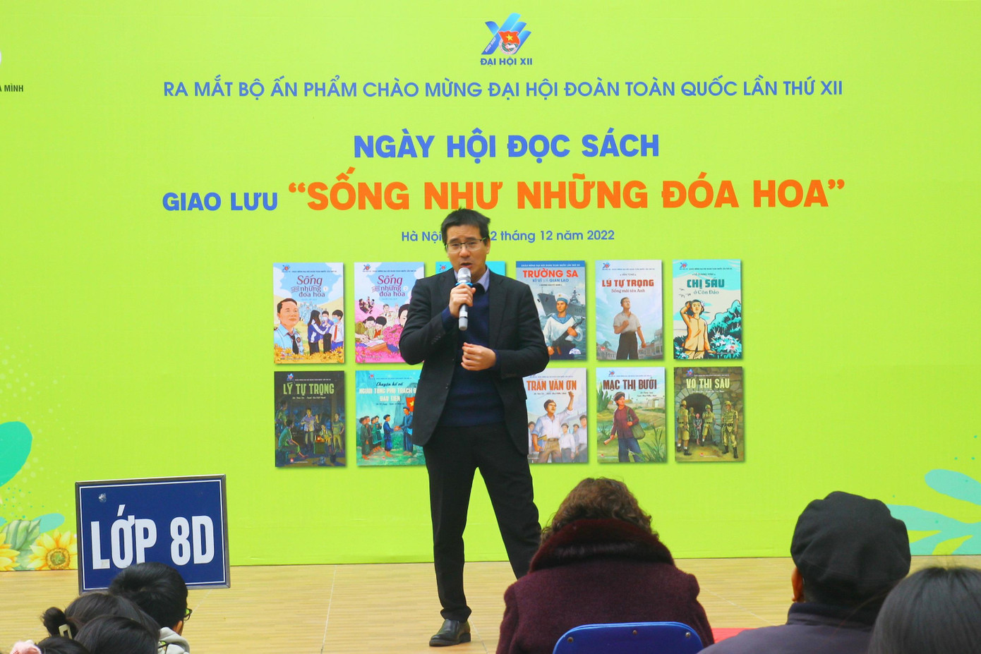 Anh Nguyễn Quốc Vương chia sẻ với các bạn trẻ những lợi ích của việc đọc sách, nhất là trong những năm tháng niên thiếu. Anh Nguyễn Quốc Vương chia sẻ với các bạn trẻ những lợi ích của việc đọc sách, nhất là trong những năm tháng niên thiếu.