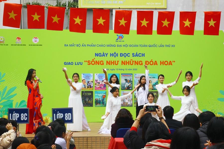 Các bạn học sinh khối 9 giới thiệu sách về nữ anh hùng Võ Thị Sáu Các bạn học sinh khối 9 giới thiệu sách về nữ anh hùng Võ Thị Sáu