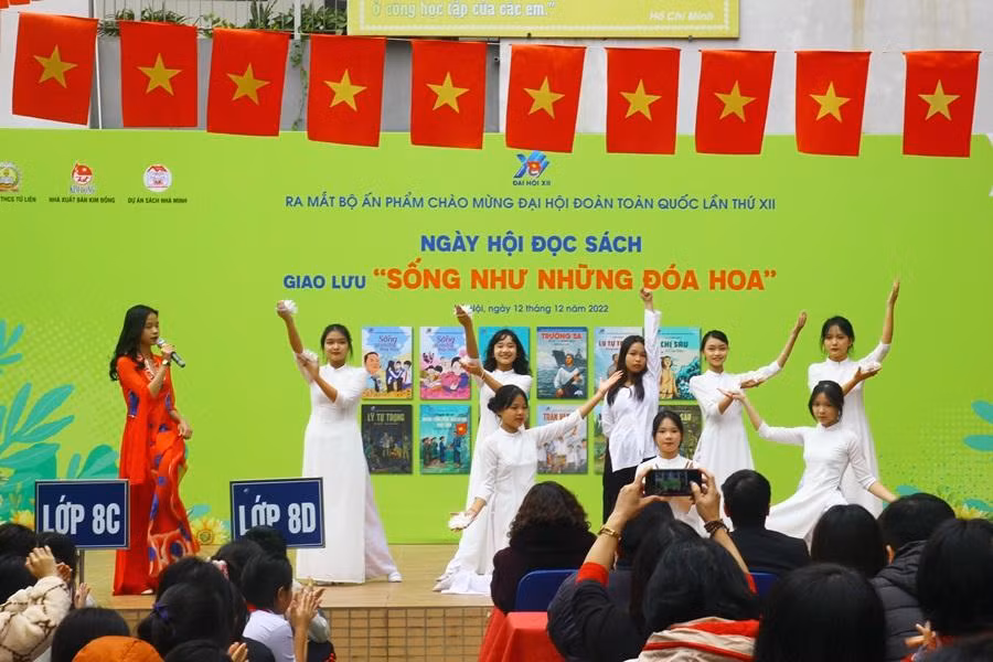 Các bạn học sinh khối 9 giới thiệu sách về nữ anh hùng Võ Thị Sáu Các bạn học sinh khối 9 giới thiệu sách về nữ anh hùng Võ Thị Sáu