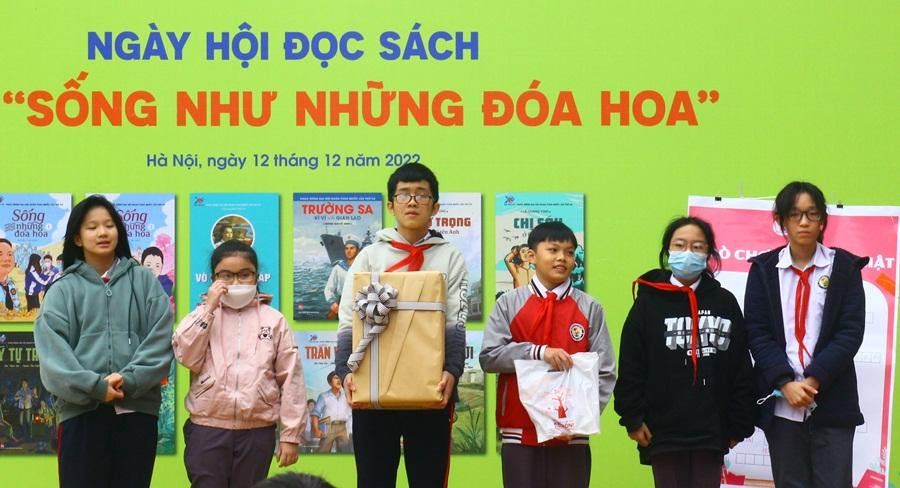 Buổi giao lưu cũng là dịp tổng kết các hoạt động sôi nổi của các bạn học sinh THCS Tứ Liên trong một tháng qua. Buổi giao lưu cũng là dịp tổng kết các hoạt động sôi nổi của các bạn học sinh THCS Tứ Liên trong một tháng qua.