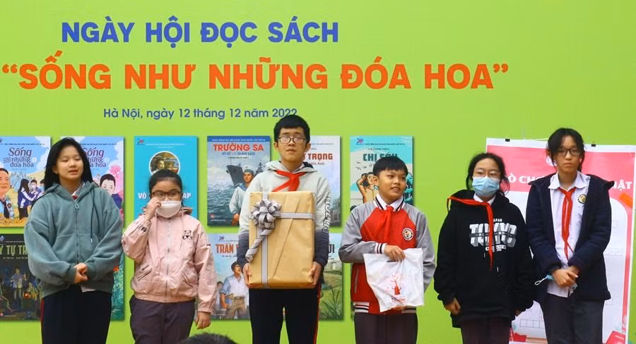 Buổi giao lưu cũng là dịp tổng kết các hoạt động sôi nổi của các bạn học sinh THCS Tứ Liên trong một tháng qua. Buổi giao lưu cũng là dịp tổng kết các hoạt động sôi nổi của các bạn học sinh THCS Tứ Liên trong một tháng qua.