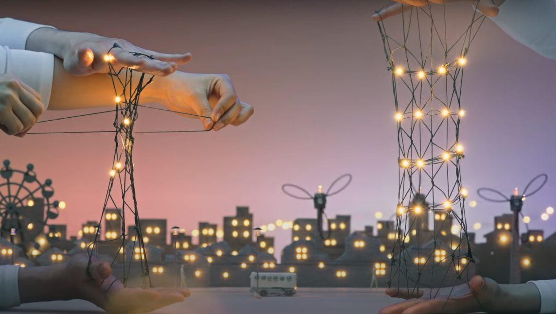 Những "sợi chỉ" thắp lên sức sống, giúp thị trấn trở nên rực rỡ.