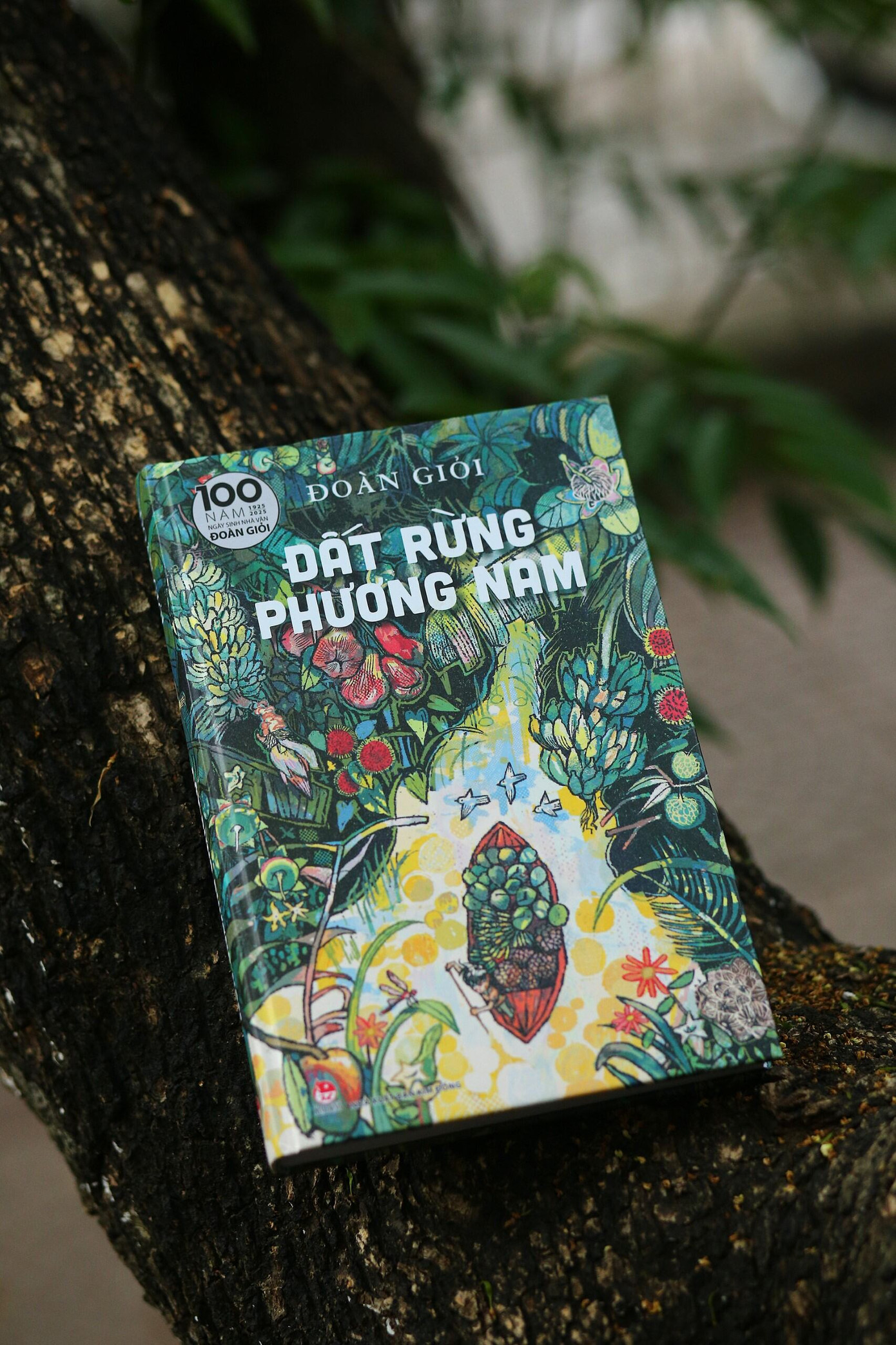 "Đất Rừng Phương Nam" là cuốn tiểu thuyết nổi bật nhất của nhà văn Đoàn Giỏi. Ảnh: NXB Kim Đồng.