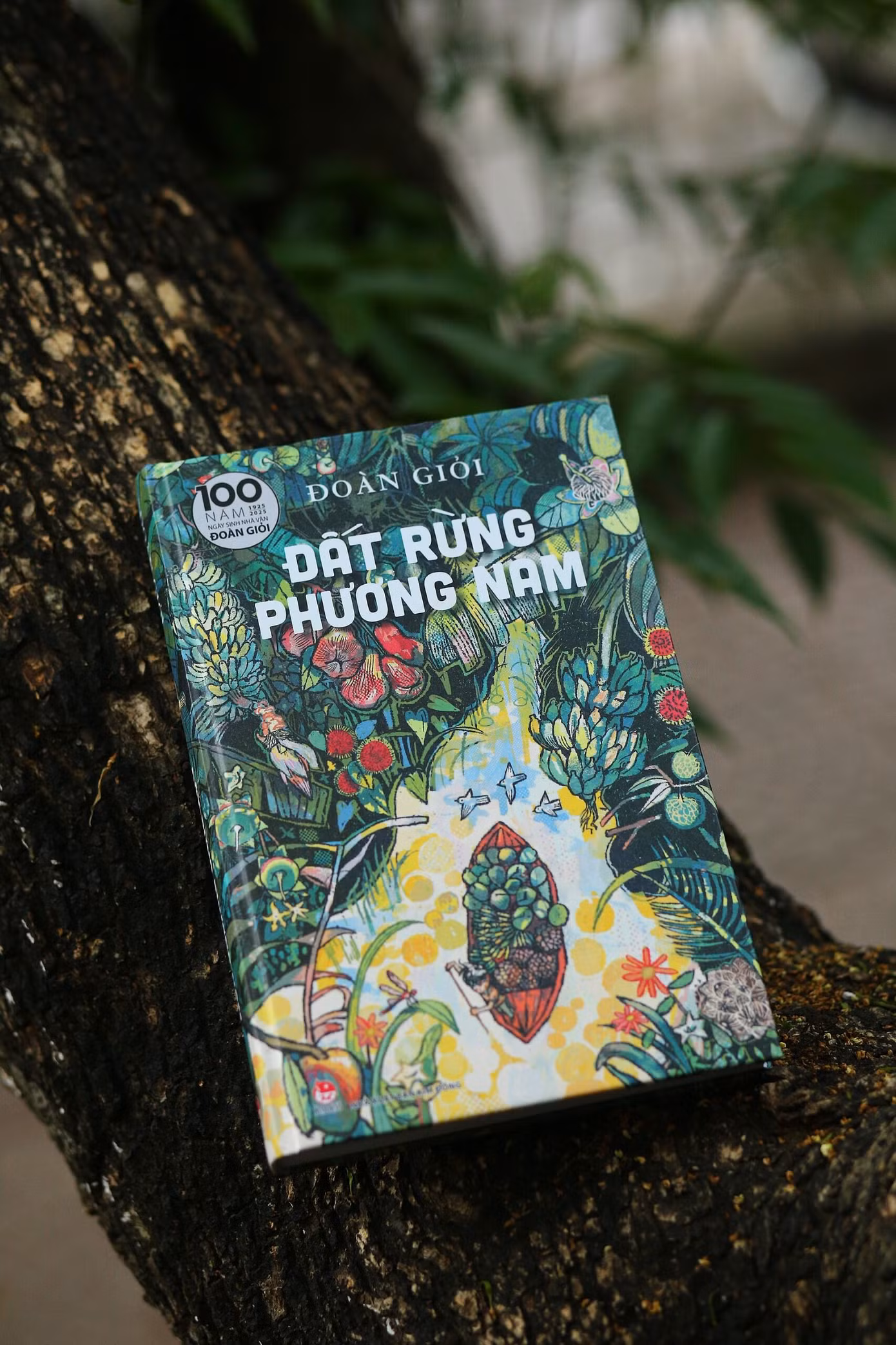 "Đất Rừng Phương Nam" là cuốn tiểu thuyết nổi bật nhất của nhà văn Đoàn Giỏi. Ảnh: NXB Kim Đồng.
